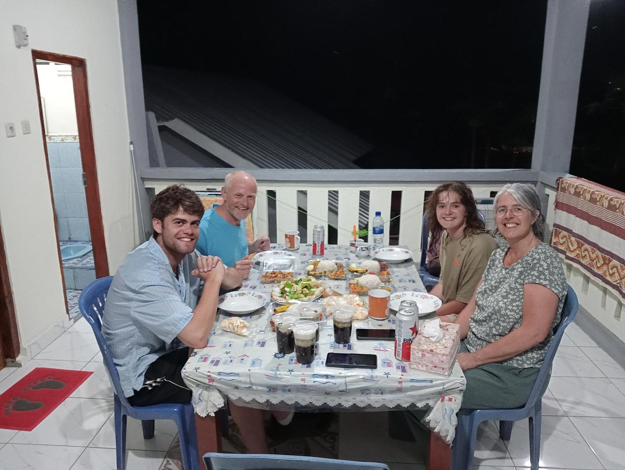 Yusilver Guest House Labuan Bajo Eksteriør bilde